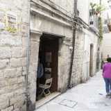Ogni giorno a Bari vecchia, al civico 30 del folkloristico Vico del Carmine, il 66enne Michele, costruisce velieri, pescherecci  e �gozzi�